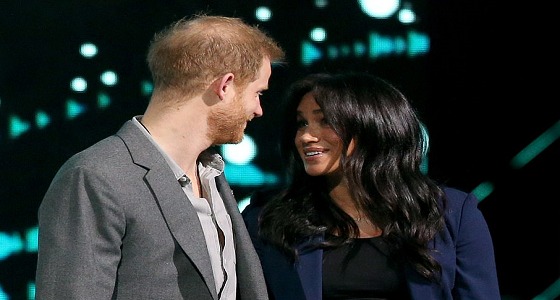 بالصور.. الأمير هاري وزوجته بلحظات رومانسية أمام آلاف الشباب