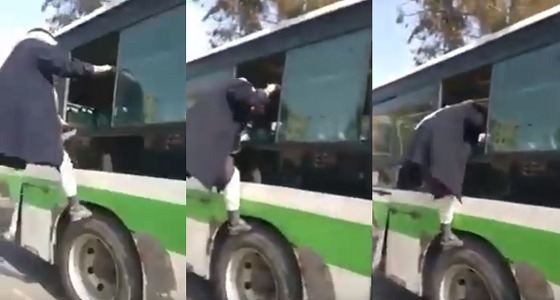 بالفيديو.. لحظة تسلق رجل لنافذة حافلة لحجز مقعد بها