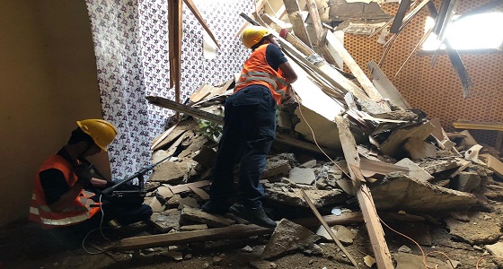 بالصور.. انهيار جزئي لسقف غرفة بمنزل شعبي في الكندرة بجدة