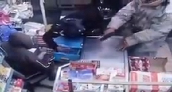 بالفيديو.. ملثمان يهددان عامل بالسلاح لسرقة محل بقالة