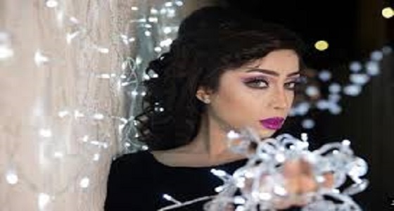 فنانة خليجية شهيرة تحتضن دمية وتقبلها بتأثر.. ومتابعون ” طفولة متأخرة “