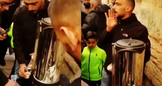 بالفيديو.. فلسطيني يوزع القهوة مجانًا مقابل الصلاة على الرسول