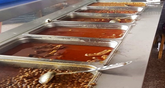 بالصور.. إغلاق 8 مطاعم مخالفة ومصادرة مواد غذائية فاسدة بمكة