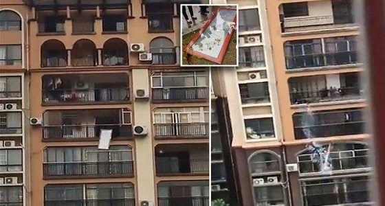 رجل يرمي أثاث المنزل من الطابق الـ23  بعد مشاجرة عنيفة مع زوجته