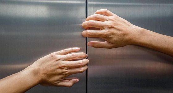 شاب يتهم فتاة بالتحرش به داخل مصعد