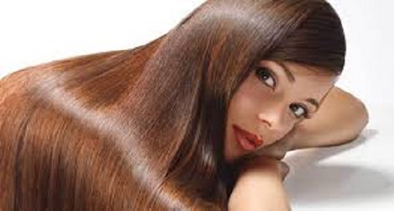 طرق طبيعية لفرد الشعر وتنعيمه تغنيكي عن صالونات التجميل