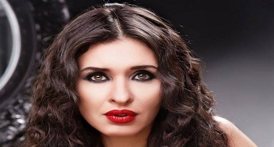 إطلالة جديدة للراقصة دينا بملابس الإحرام لأداء العمرة