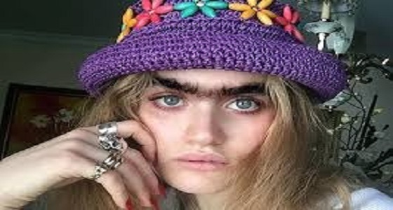 عارضة أزياء شهيرة تتلقى تهديدا بالقتل بسبب حاجبيها