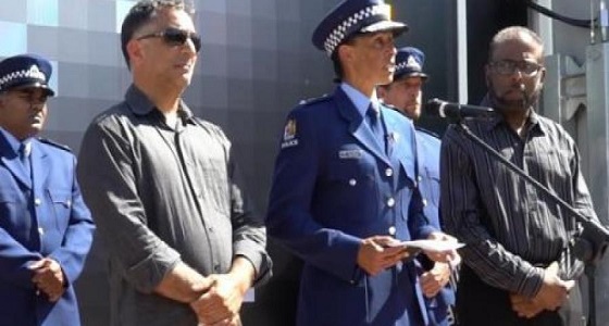 بالفيديو.. شرطية نيوزلندية تُغالب دموعها وتبدأ خطابها بتحية الإسلام