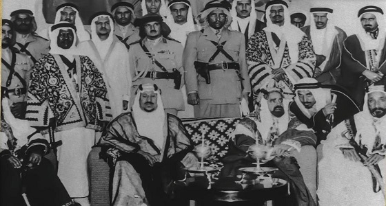 صورة تاريخية تجمع الملك سعود بالشيخ سلمان آل خليفة خلال زيارته للبحرين