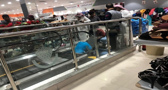 بالصور.. إخلاء مجمع تجاري بسبب التماس كهربائي بالرياض
