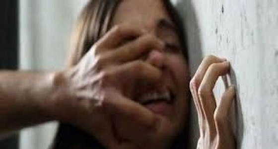 سائق يغتصب مراهقة تحت تهديد السلاح