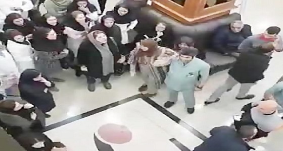 بسبب الفساد الاقتصادي.. احتجاجات لموظفي مستشفى إيرانية (فيديو)