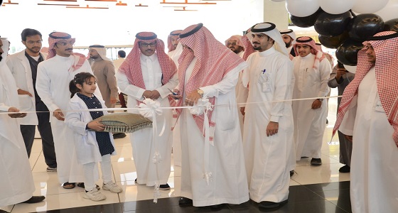 مدير جامعة الملك خالد يفتتح فعاليات ” كلنا ضده ” بمجمع الراشد مول بأبها