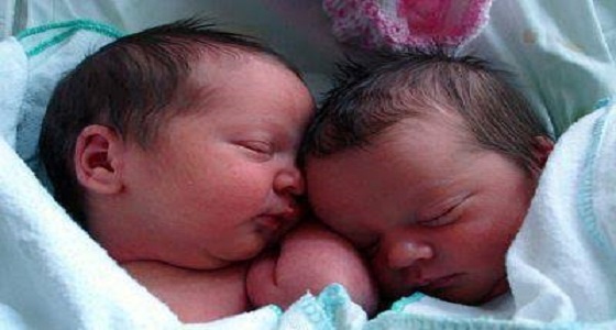 ” الشبه ” فضح خيانتها.. امرأة تلد طفلين توأم من رجلين مختلفين