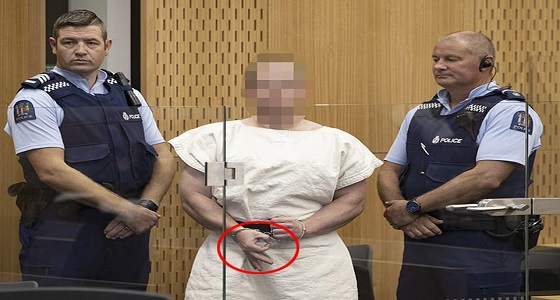 بالصور.. منفذ مذبحة نيوزيلندا يمثل أمام المحكمة ويشير بإشارة مستفزة!