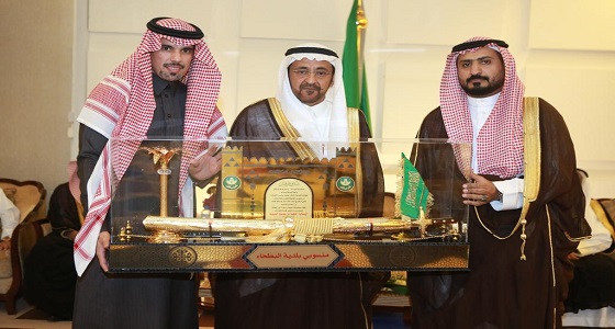 منسوبي بلدية البطحاء يكرمون رئيس بلديتهم بمناسبة إحالته للتقاعد 