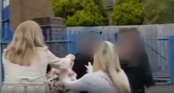 بالفيديو.. شجار عنيف بين أمهات أمام مدرسة أبنائهن