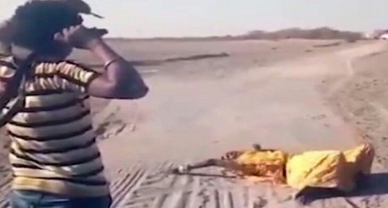 بالفيديو.. رجل ينهال علي زوجته بالضرب المبرح لمخالفتها تعليمات المشعوذ 