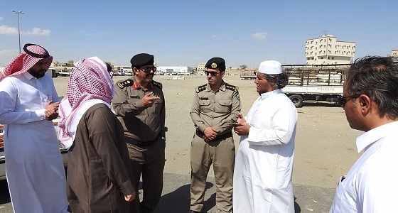 القبض على مخالفي الاقامة ومصادرة المركبات بسوق المواشي في خميس مشيط