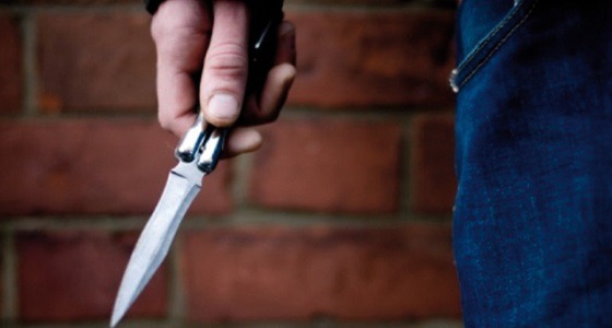 استدراج رجل وتصويره بملابس نسائية تحت تهديد السلاح