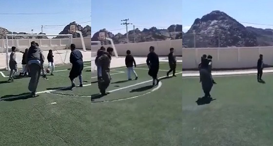 بالفيديو.. طالب يحمل زميله الكفيف للعب الكرة بحائل