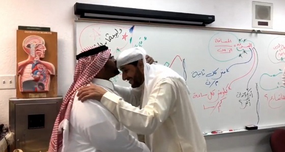 بالفيديو.. مدير تعليم يفاجأ بمعلمه السابق ويصر على تقبيل رأسه