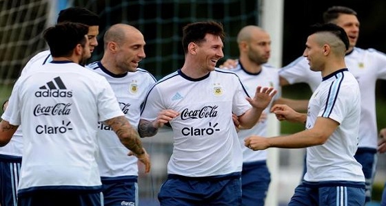 احتفاء واسع بعودة ميسي لمنتخب الأرجنتين.. ” 10 أساطير في شخص واحد “