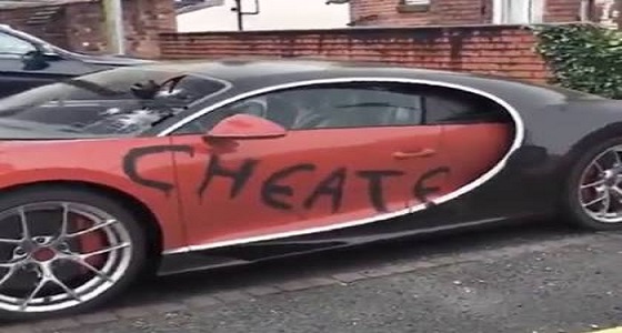 بالفيديو.. سيدة تحطم سيارة فارهة بكعب حذاء وتكتب ” خائن ” على أحد جوانبها 