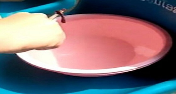 بالصور.. لحظة استخراج ” علقة ” من أنف طفل 