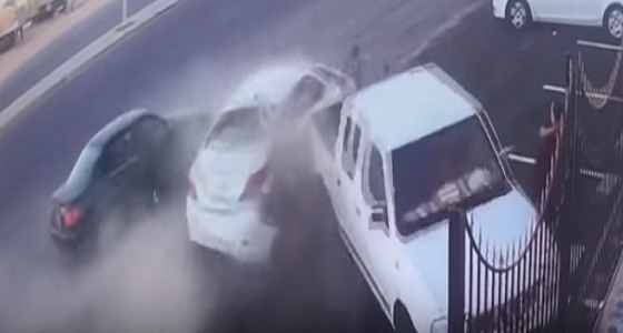 بالفيديو.. لحظة ارتطام سائق متهور بمركبتين
