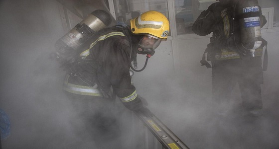 بالصور.. اندلاع حريق بثلاجات للمواد الغذائية في جدة