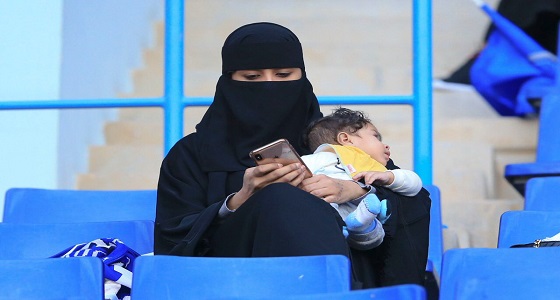 مشجعة هلالية في المدرجات مع طفلها: لا شيء يمنعني من الهلال