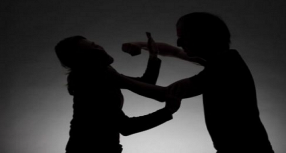 شاب يكسر أسنان زوجته لإسكاتها