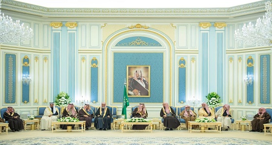 بالصور.. خادم الحرمين يستقبل مفتي عام المملكة وأصحاب الفضيلة العلماء وجمعا من المواطنين