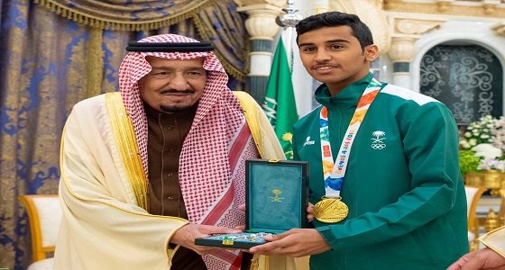 بالصور.. منح وسام الملك عبدالعزيز للاعبي المنتخب الحاصلين على ميداليات أولمبية بالأرجنتين