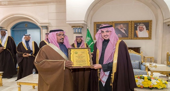 أمير الجوف يكرّم مواطنين تبرعا بأجزاء من أملاكهما الخاصة للصالح العام