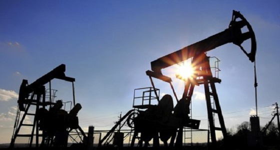 النفط يحوم دون ذرى 2019 في ظل تخفيضات إنتاج أوبك