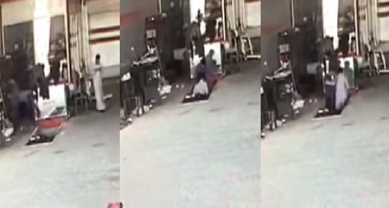 بالفيديو.. لحظة سقوط شاب في حفرة فحص السيارات بسبب انشغاله بلعبة ” ببجي “