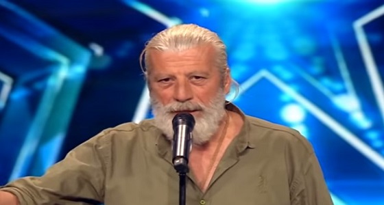 بالفيديو.. متسابق يتسبب في بكاء لجنة تحكيم ” أرابز جوت تالنت “