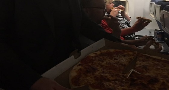 قبطان يطلب البيتزا لركاب طائرة بعدما علقت في عاصفة ثلجية  