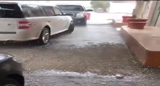بالفيديو.. فرحة مواطن بسبب هطول أمطار غزيرة على الأحساء