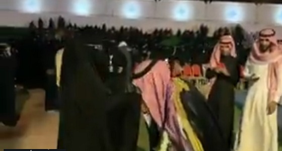 بالفيديو.. طالب يقبل قدم والدته في حفل جامعة القصيم