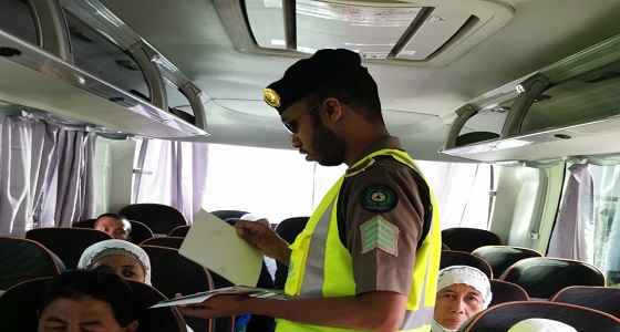 توزيع المطبوعات على المعتمرين لتعريفهم بأهداف مبادرة ” ساعد في المصاعد “