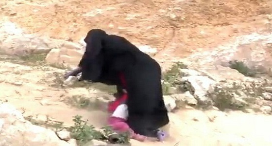 بالفيديو.. امرأة داعشية تجر أطفالها على الصخور أثناء صعودها تلة في سوريا 