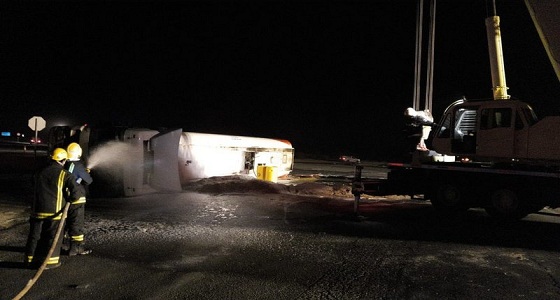 بالصور.. انقلاب شاحنة وقود بمثلث الجعبة – بيشة