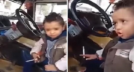 فيديو لطفل عمره 3 سنوات.. ” يحمل سلاح أبيض ويدخن السجائر “