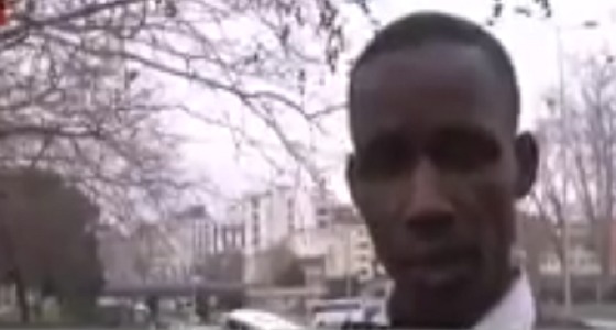 بالفيديو.. سائق أجرة تركي يهدد أفريقي ويتهمه بالإرهاب لو لم يدفع بالدولار