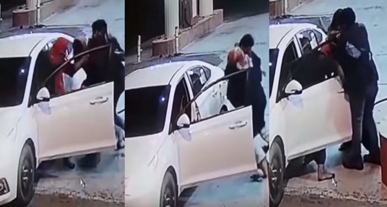 بالفيديو.. ملثمان يعتديان على عامل محطة بالضرب لسرقته بالحرجة