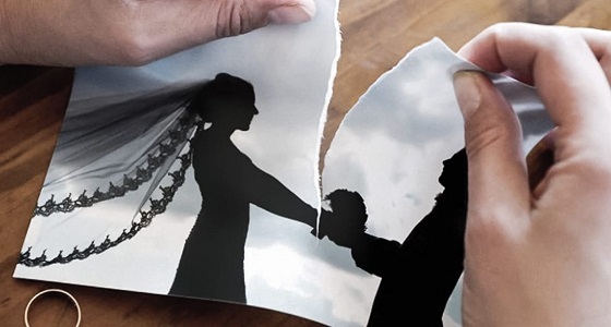 ربة منزل ترفع دعوى خلع ضد زوجها بسبب بخله: ” بيشتريلي أدوات تجميل رخيصة “